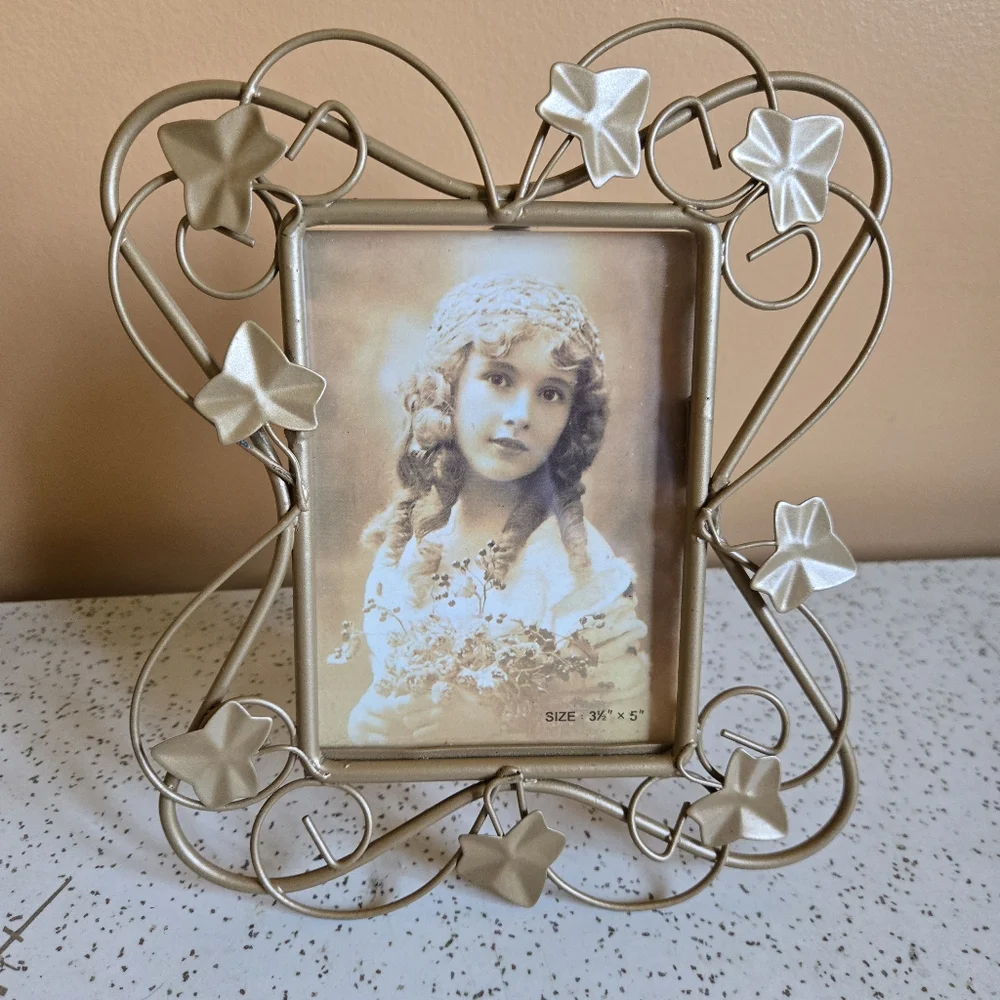 Elegant Gold Color Ivy Accented Flowy Photo Frame